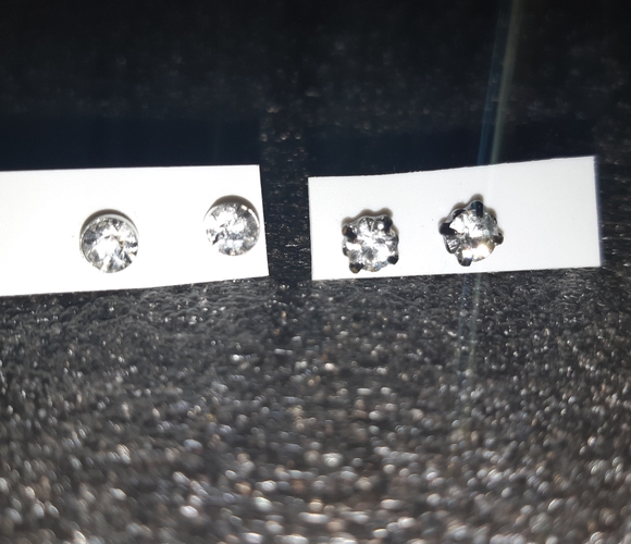 4 pair of earrings| great accessory| 10/10 - Picture 2 of 9